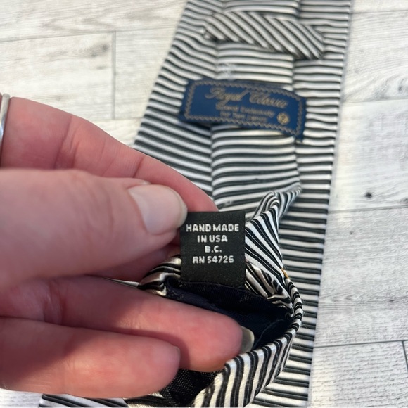 Royal Classic All Silk Tie Handmade in USA Black/Silver/White Striped - Picture 5 of 10